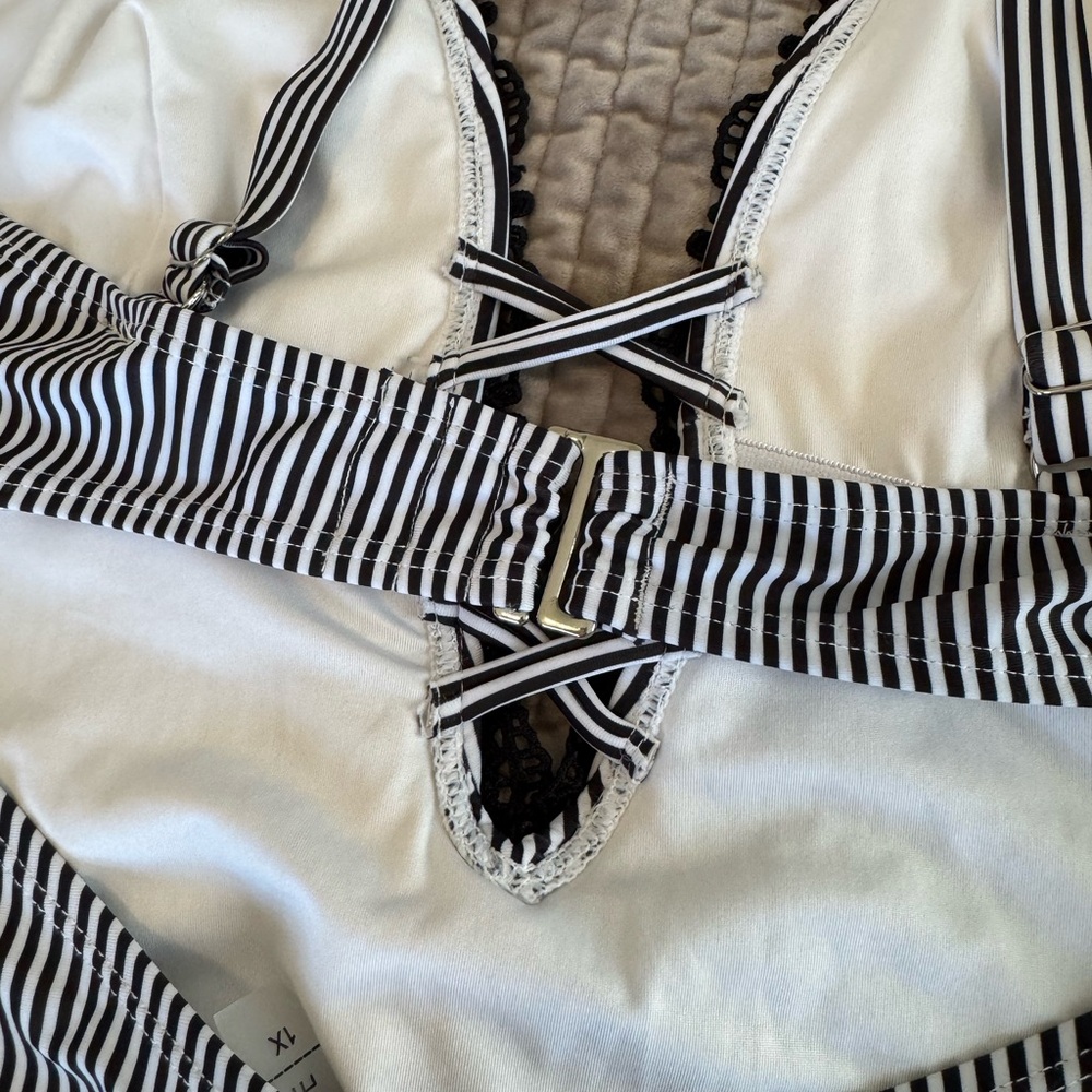 CUPSHE - Sexy, deep cut, striped one piece suit - Picture 4 of 7